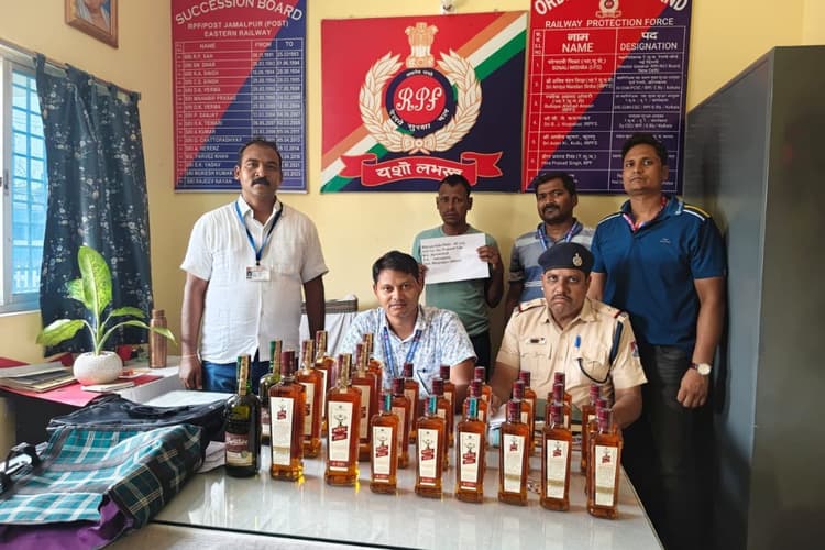 हावड़ा-गया एक्सप्रेस के एसी कोच में छिपाकर ले जा रहा था शराब, जमालपुर स्टेशन पर CIB ने तस्कर को दबोचा