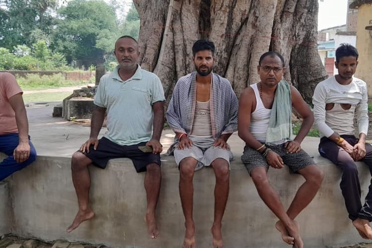 बांका में भीषण गर्मी ने तोड़ा लोगों का धैर्य, बिजली गुल होने पर पेड़ की छांव पाने के लिए भटकते रहे लाेग