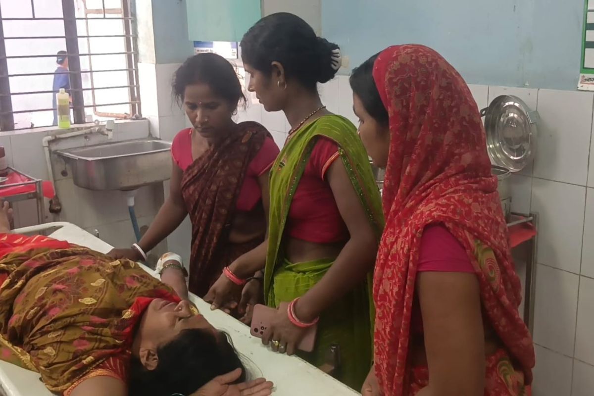 लखीसराय में चलती गाड़ी का पहिया निकला, सड़क पर पलटा ई-रिक्शा, तीन महिलाएं घायल