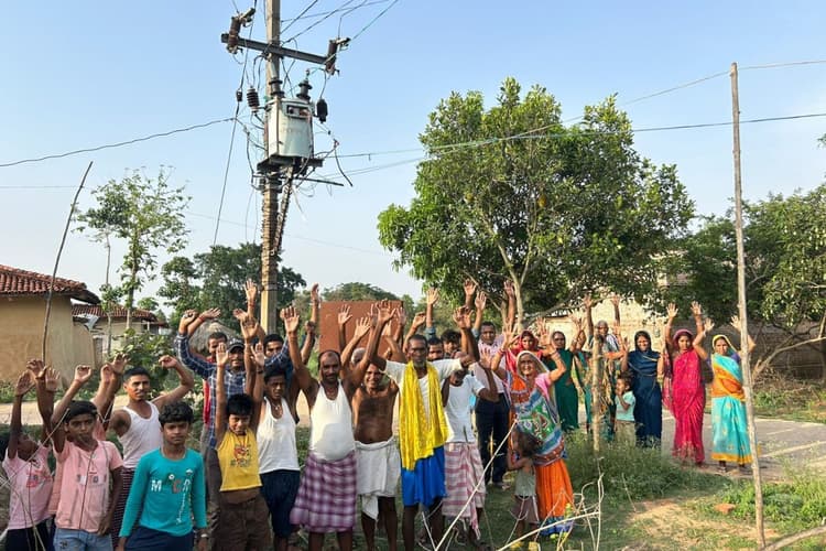 बिजली संकट से फूटा ग्रामीणों का गुस्सा, ट्रांसफार्मर के पास किया विरोध प्रदर्शन