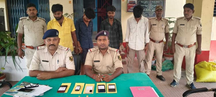 बाइक सवार दंपती से लूट मामले का उद्भेदन, चार गिरफ्तार