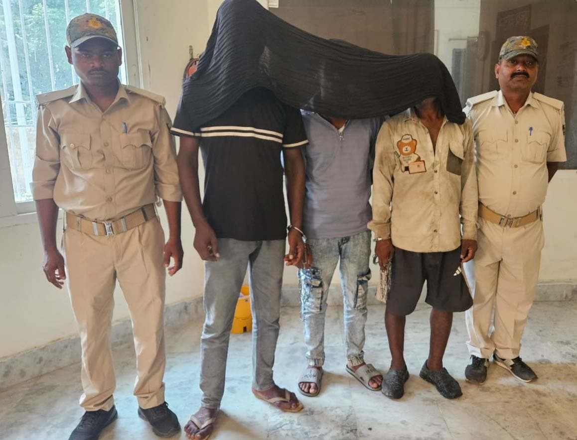 हंगामा करते तीन नशेड़ी को पुलिस ने पकड़ा