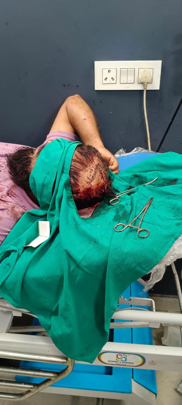 बैलबाड़ी मोड़ पर बड़ा सड़क हादसा, डंपर की टक्कर से जुगाड़ वाहन के उड़ गए परखच्चे