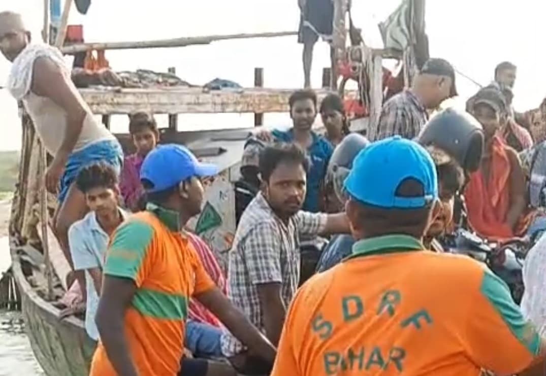 बीच धारा में नाव में भरने लगा पानी, एसडीआरएफ ने सभी यात्रियों को सुरक्षित निकाला