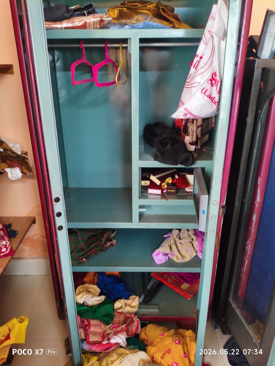 Bokaro News : रेलवे कॉलोनी : दो बंद आवासों से सोने के जेवरात, नकदी सहित लाखों की चोरी