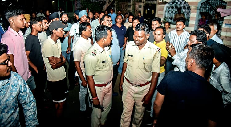 Jamshedpur News : कार सवार युवकों ने स्कूटी में मारी टक्कर, विरोध करने पर युवती से किया अभद्र व्यवहार,फिर जो हुआ...