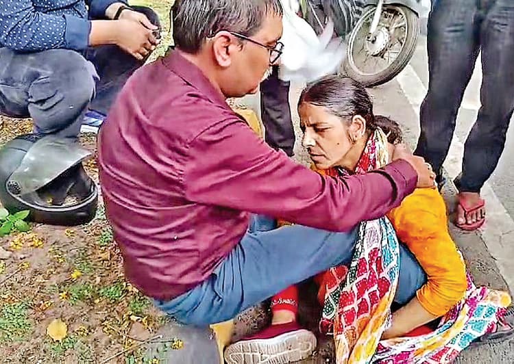 Jamshedpur News : पति के साथ बाइक पर जा रही महिला का बदमाशों ने पर्स छीना, गिरने से हुई जख्मी