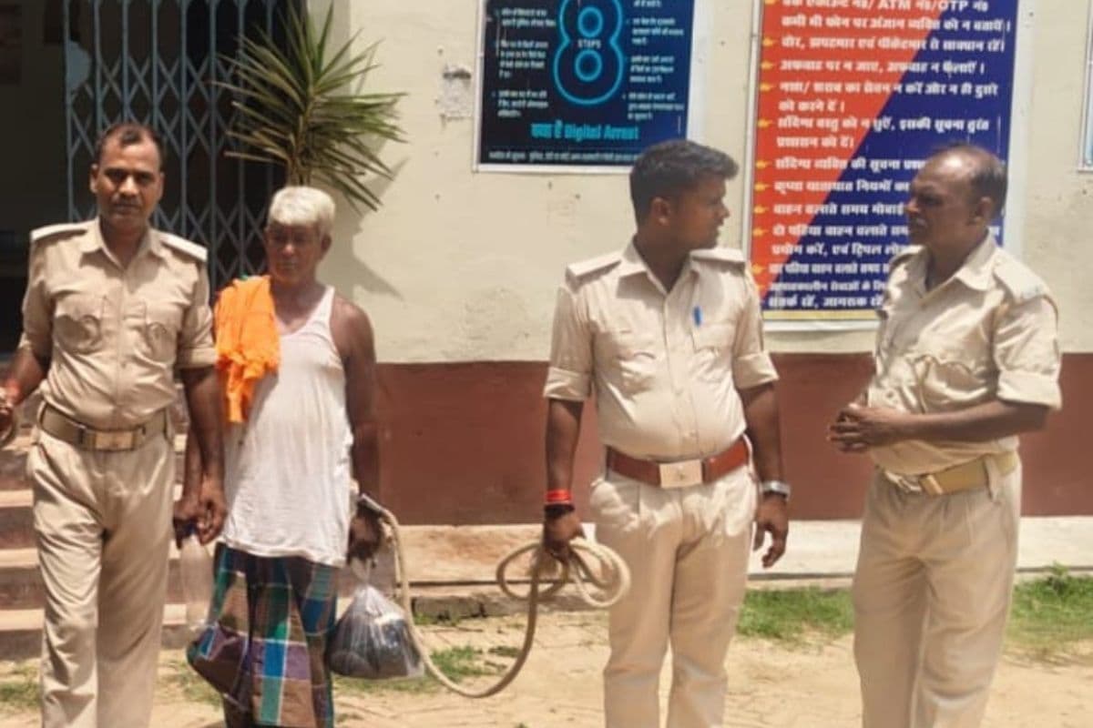 पांच लीटर देसी शराब के साथ तस्कर गिरफ्तार