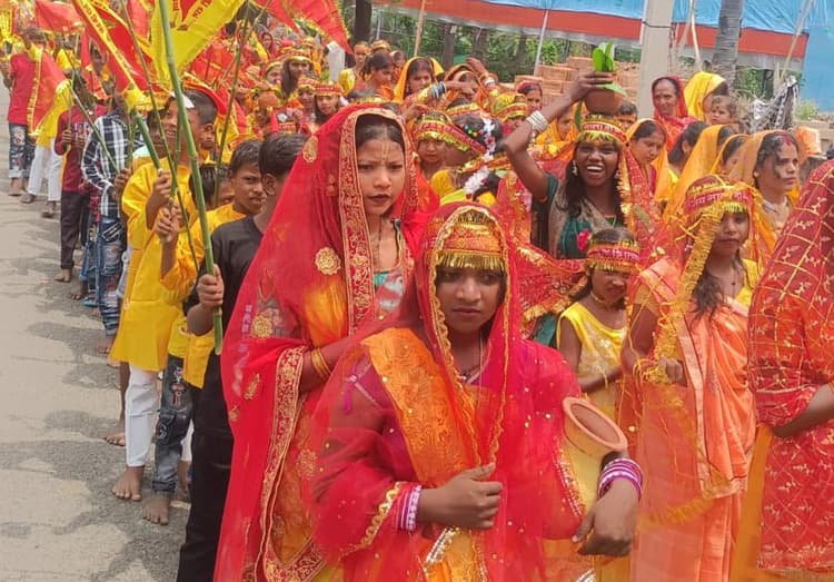 भव्य कलशयात्रा के साथ भागवत कथा का शुभारंभ