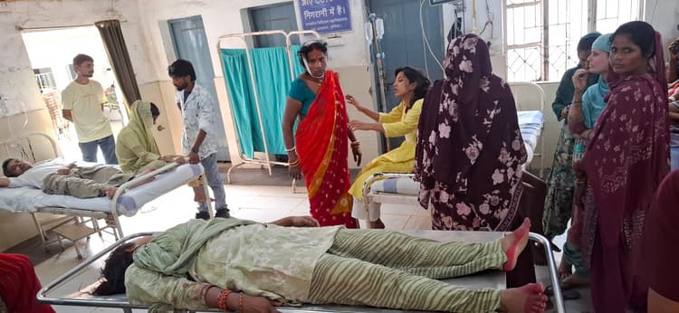 पिकअप-टोटो टक्कर में काढ़ागोला से गंगा स्नान कर लौट रही गेड़ाबाड़ी की पांच महिलाएं घायल, जीएमसीएच में भर्ती