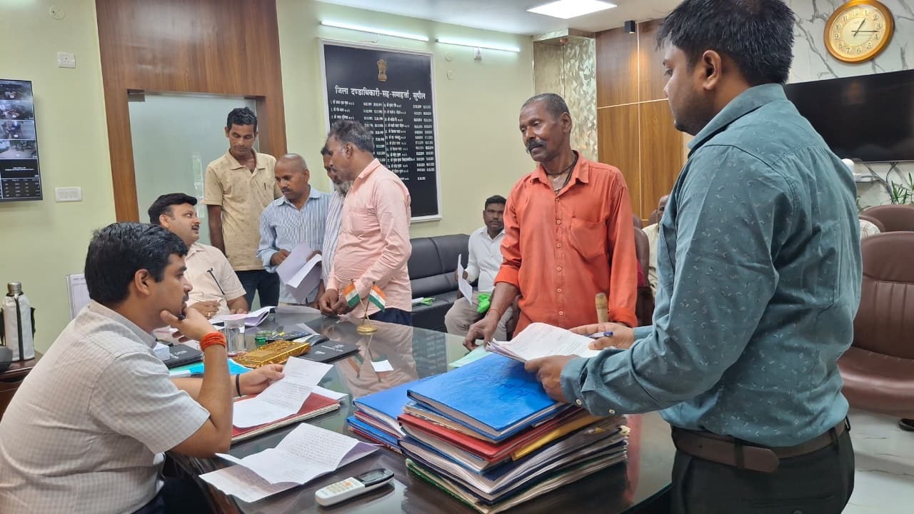 जन संवाद में डीएम ने सुनी लोगों की समस्याएं, छह आवेदनों पर त्वरित कार्रवाई का निर्देश