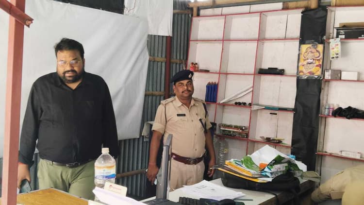सीमावर्ती क्षेत्र में अवैध आधार सेंटरों पर प्रशासन का शिकंजा, छापेमारी में दर्जन भर आधार कार्ड जब्त
