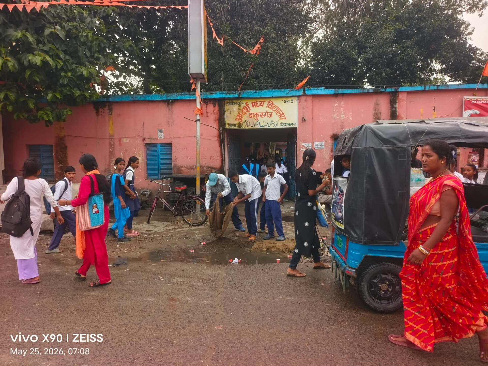 विद्यालय के मुख्यद्वार पर बना गड्ढा, खतरे का डर