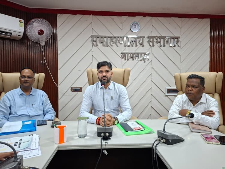 सरकार की योजनाओं का लाभ शत-प्रतिशत लोगों तक पहुंचायें : डीसी