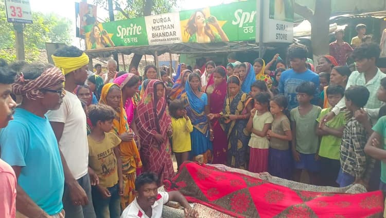 Deoghar News : अज्ञात वाहन के धक्के से मजदूर की मौत, मुआवजे की मांग पर डेढ़ घंटे सड़क जाम