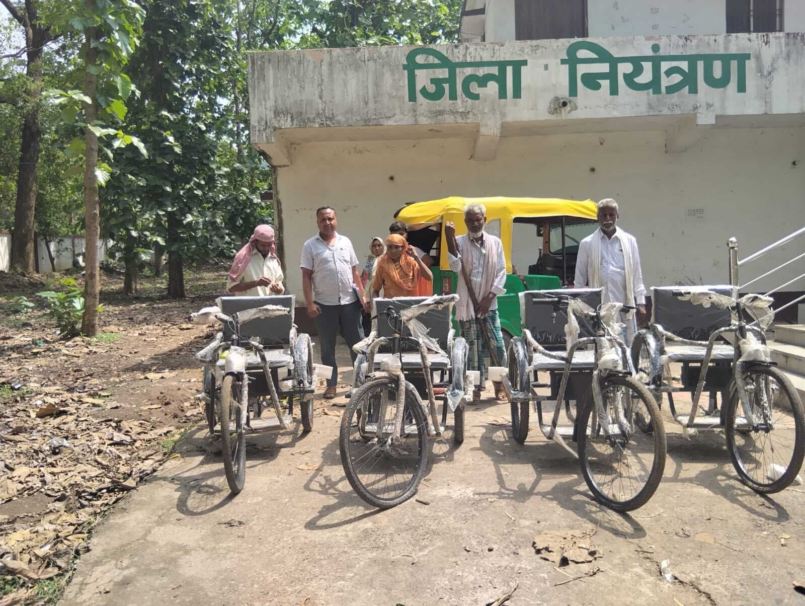 साहिबगंज में चार दिव्यांगों को मिलीं ट्राइसाइकिलें