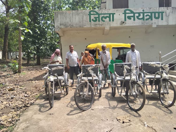 साहिबगंज में चार दिव्यांगों को मिलीं ट्राइसाइकिलें