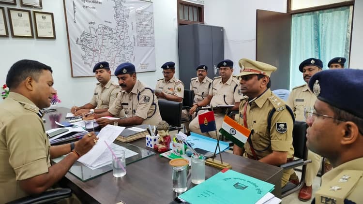 डीआईजी ने किया त्रिवेणीगंज अनुमंडल का निरीक्षण, लंबित कांडों के निष्पादन में लापरवाही पर दिखे सख्त