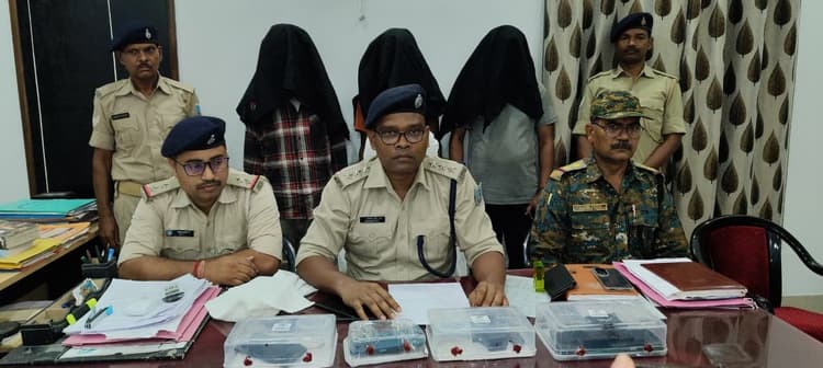 ठेकेदार से लेवी वसूलने के आरोप में पीएलएफआइ के तीन उग्रवादी गिरफ्तार, पिस्तौल व कारतूस जब्त
