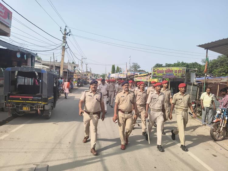बकरीद को लेकर पुलिस ने किया फ्लैग मार्च, सुरक्षा व्यवस्था का लिया जायजा