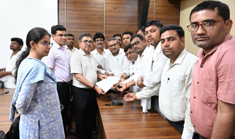 Bokaro News : शिक्षकों को मिलेगा बकाया मार्च माह का वेतन