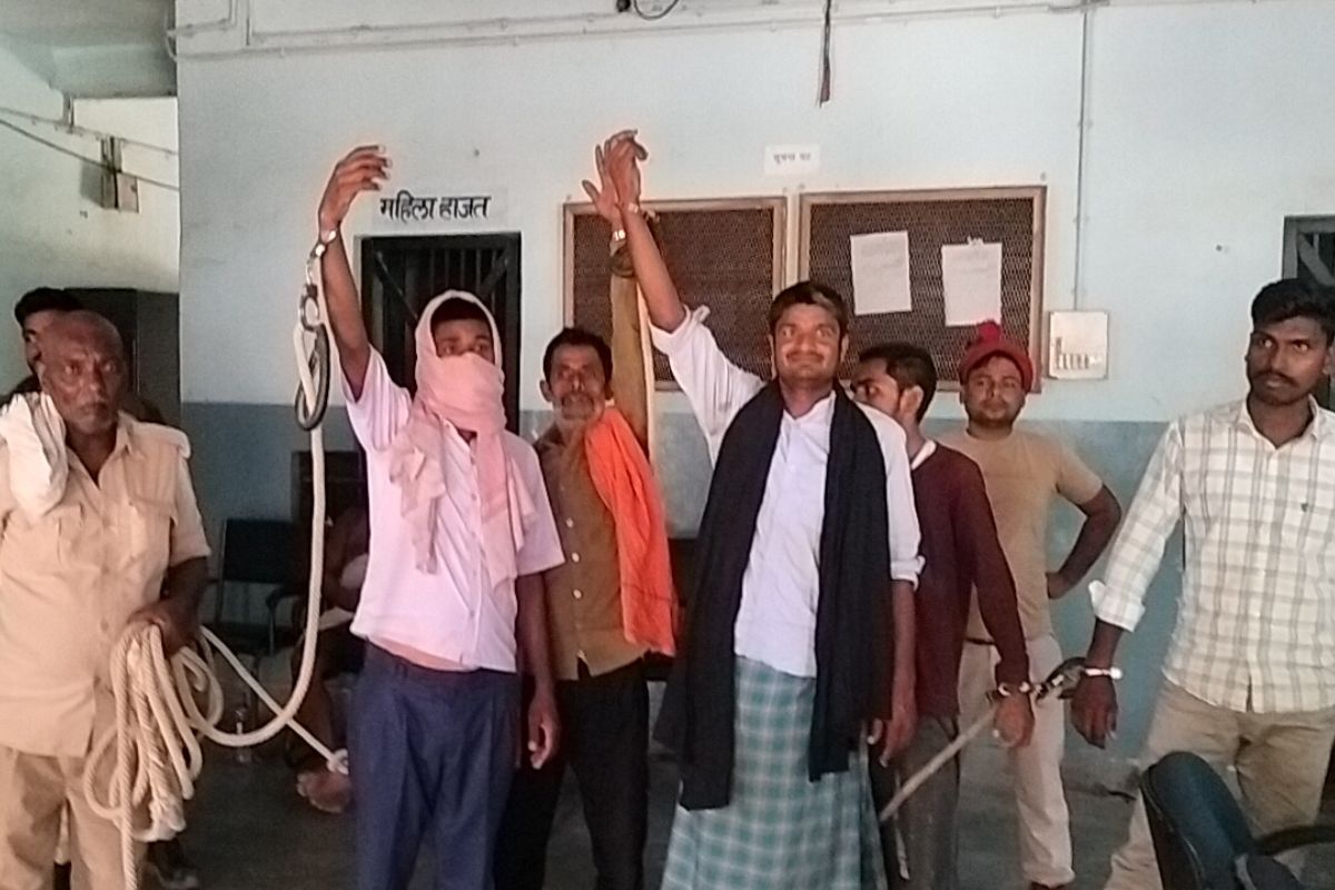 चार गैर जमानती वारंटी गिरफ्तार, पुलिस ने कोर्ट में किया पेश