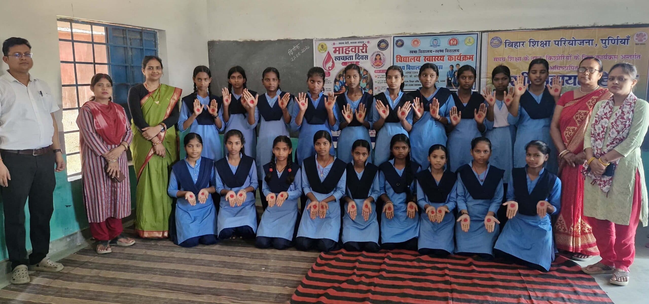 मध्य विद्यालय ओरलाहा में माहवारी स्वच्छता दिवस पर पेंटिंग व निबंध लेखन