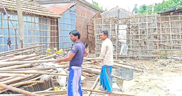 तेज आंधी ने घर को तीतर बीतर कर दिया, पीड़ित परेशान