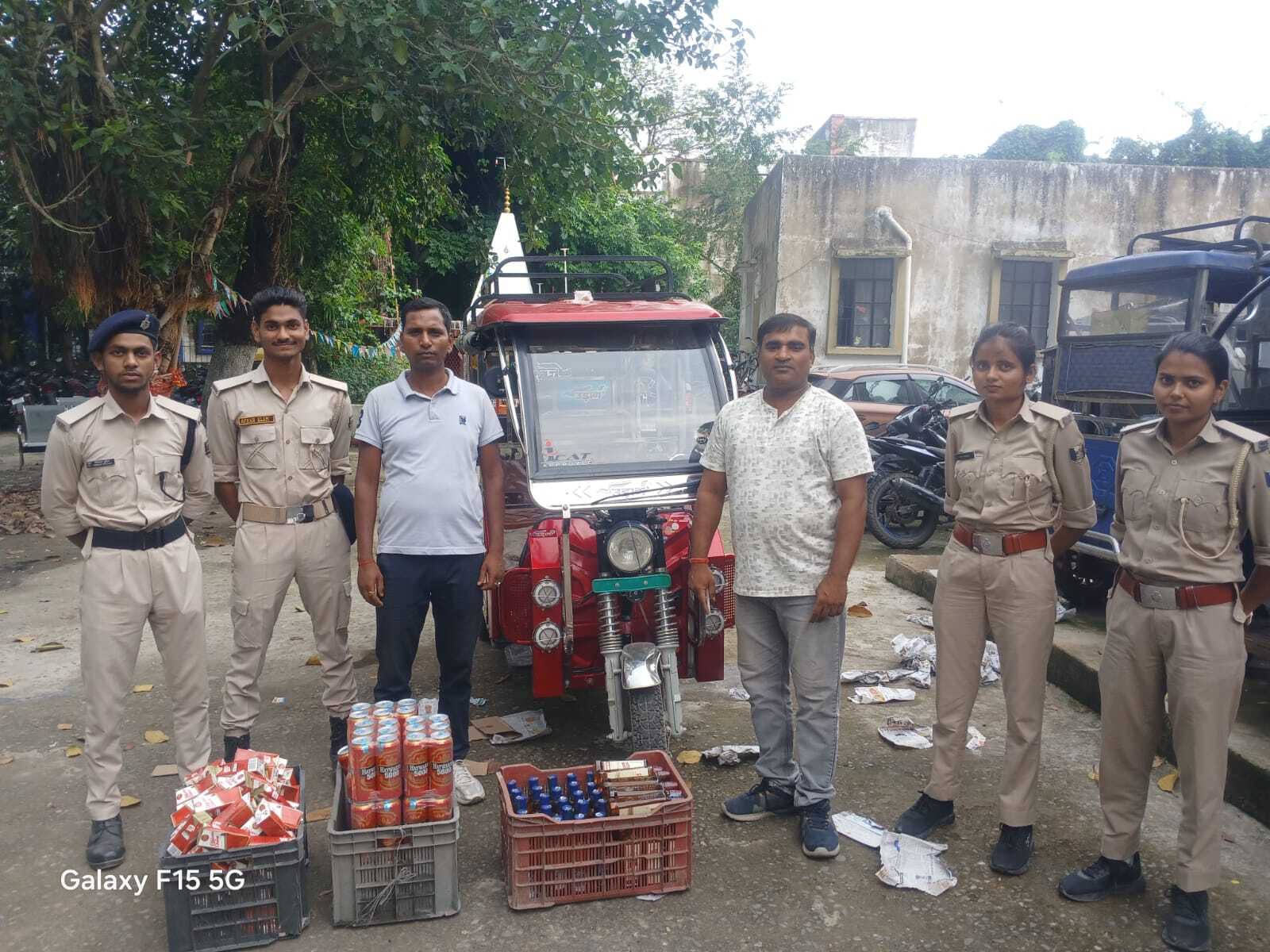 ई-रिक्शा से अवैध शराब बरामद, चालक फरार