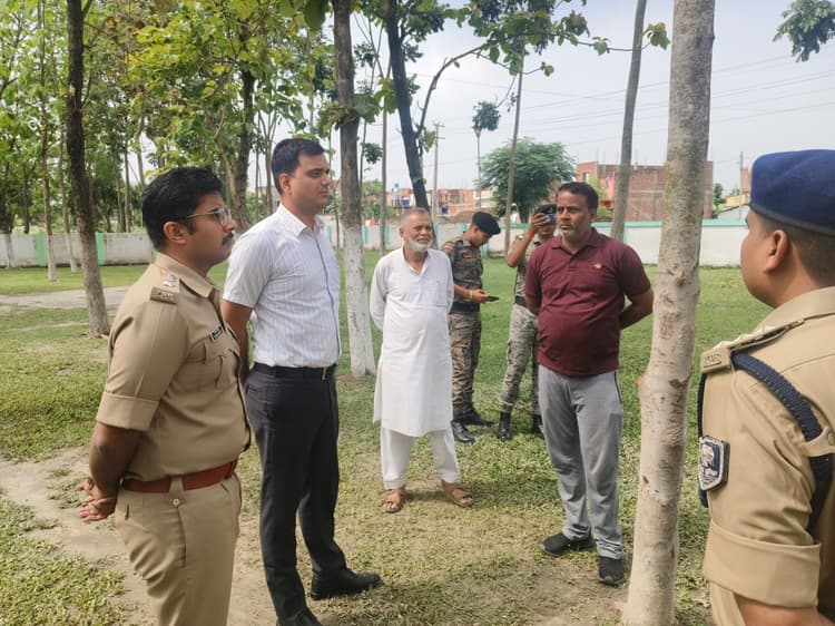बकरीद: डीएम व एसपी ने शहर के प्रमुख स्थलों का किया निरीक्षण