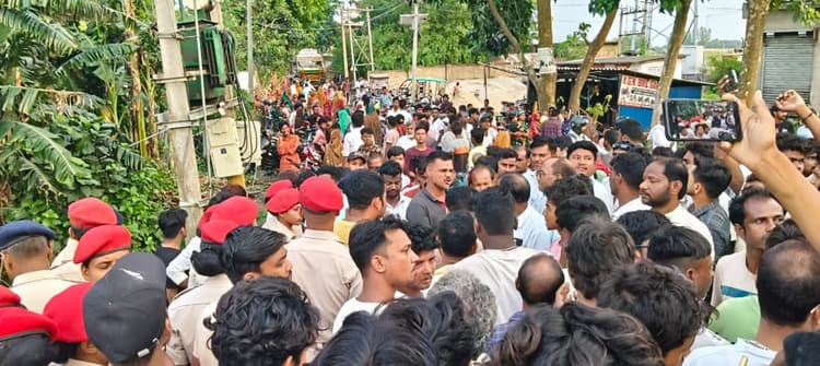 बिजली तार की चपेट में आने से महिला की मौत, आक्रोशितों ने किया सड़क जाम