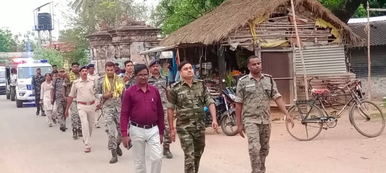 पुलिस ने कुंडहित व बागडेहरी में निकाला फ्लैग मार्च