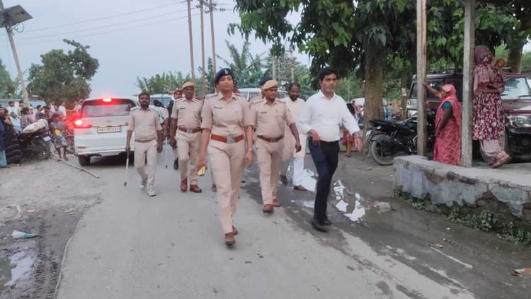 सालमारी पुलिस ने फ्लैग मार्च निकल कर शांति का दिया संदेश