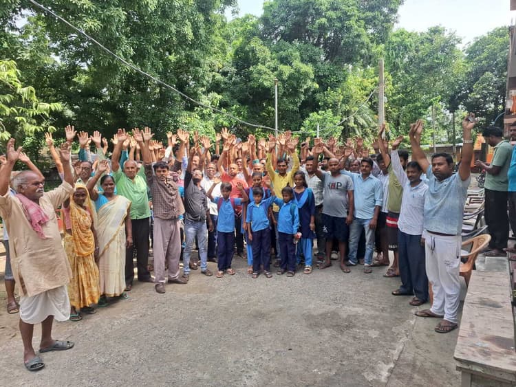 बैठक में सरकारी भूमि से अतिक्रमण हटाने की डीएम-एसपी से मांग