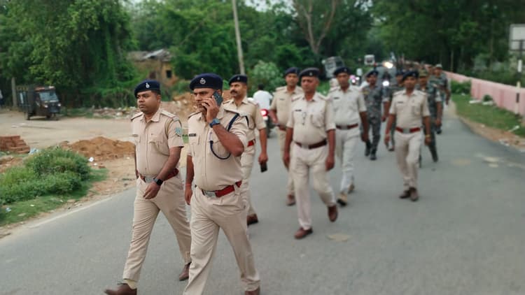 फ्लैग मार्च निकाल शांति से बकरीद मनाने का संदेश
