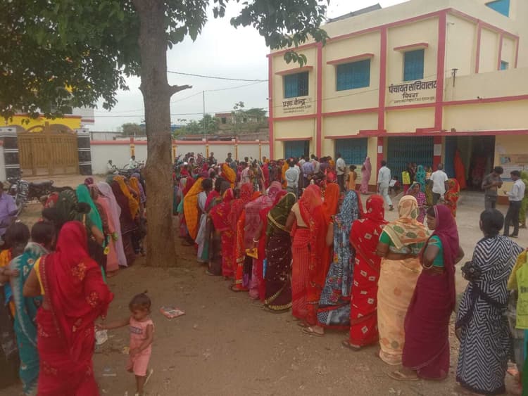 मंईयां सम्मान योजना के सत्यापन के लिए महिलाओं की लगी लंबी कतारें, पुलिस ने संभाला मोर्चा