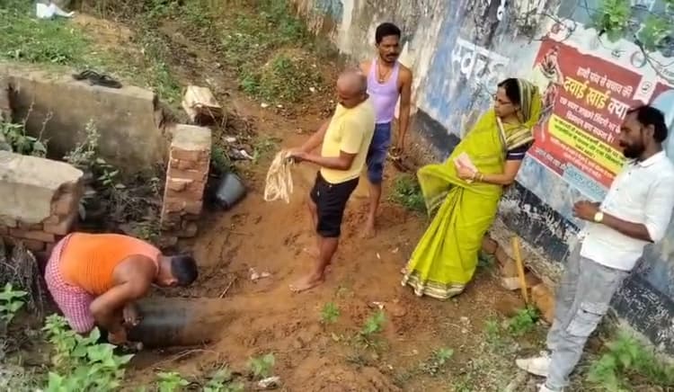 पुरानी जलापूर्ति योजना चालू किये जाने के लिए पाइप लाइन की करायी मरम्मत