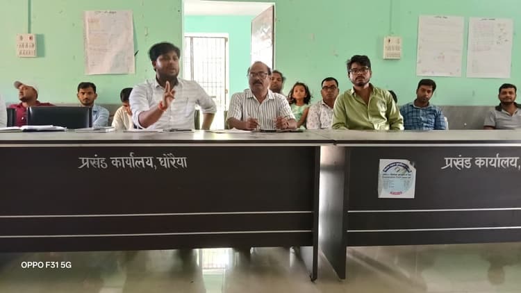 जनगणना कार्य को लेकर पर्यवेक्षकों व प्रगणकों के साथ बीडीओ ने की समीक्षा बैठक