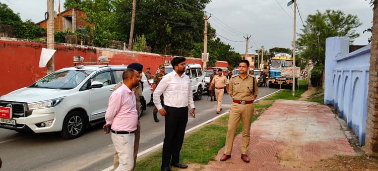 बकरीद को लेकर जिला एवं पुलिस प्रशासन ने किया फ्लैग मार्च