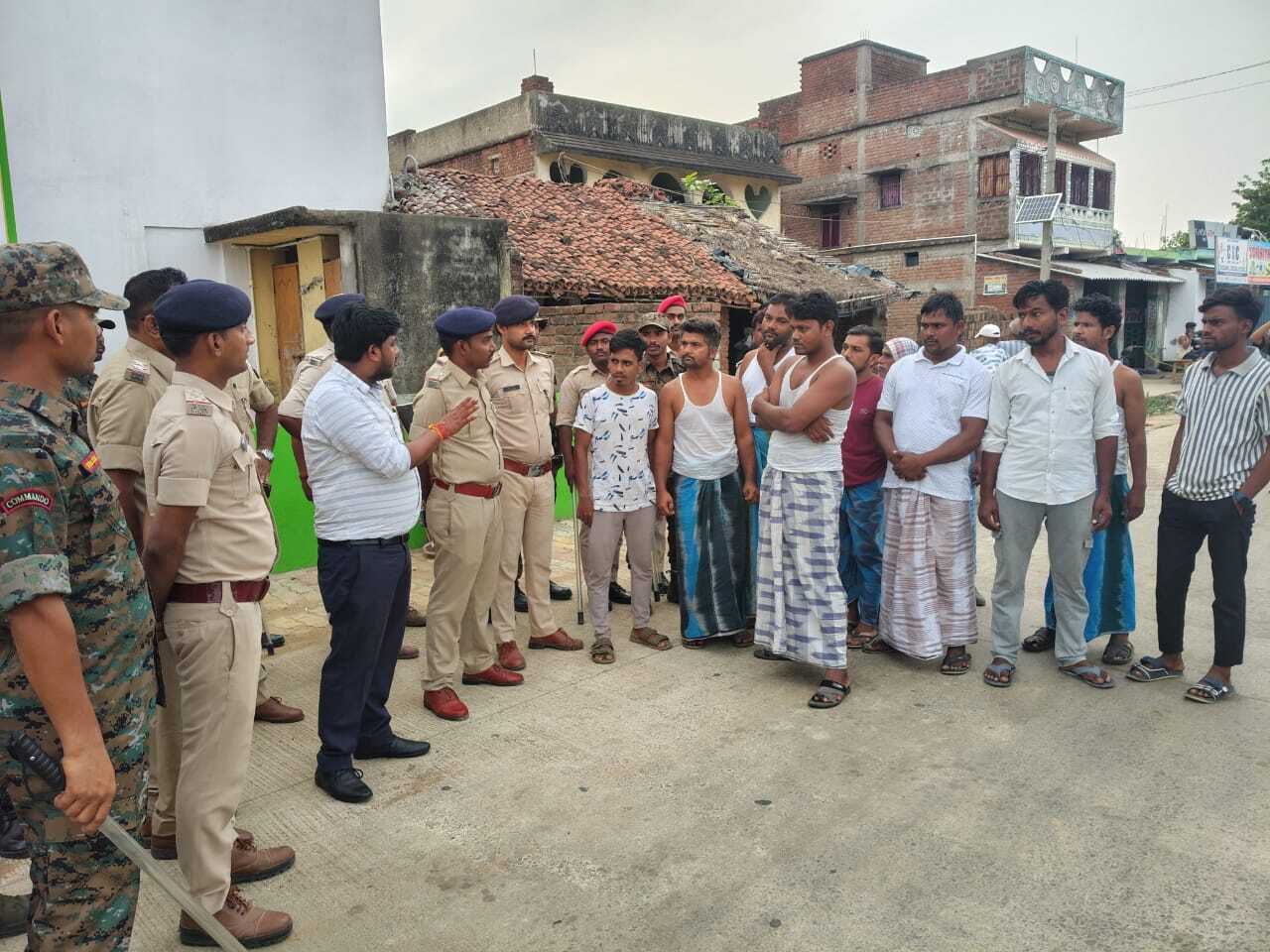 बकरीद को लेकर पुलिस ने मुख्य मार्ग पर किया फ्लैग मार्च
