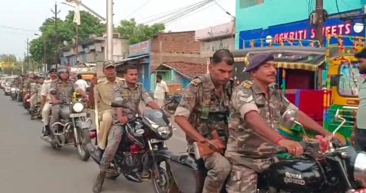 बकरीद को लेकर मधुपुर में पुलिस ने किया फ्लैग मार्च, शांति और सौहार्द बनाये रखने की अपील
