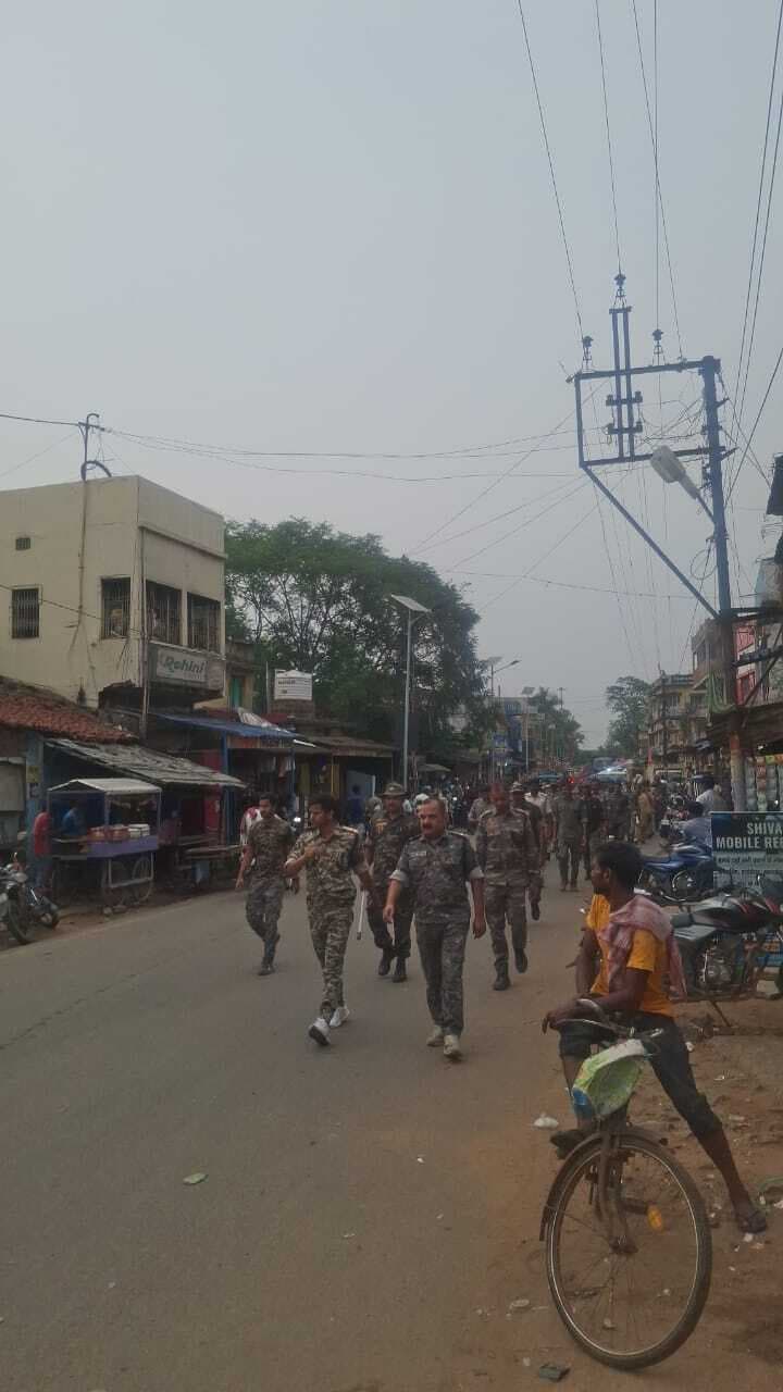 फ्लैग मार्च के जरिये पुलिस ने दिया शांति और भाईचारे का संदेश