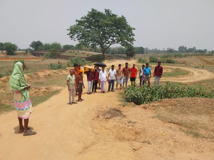 Giridih News :आठ वर्षों से बेकार पड़ा है तीन करोड़ की लागत से बना पुल