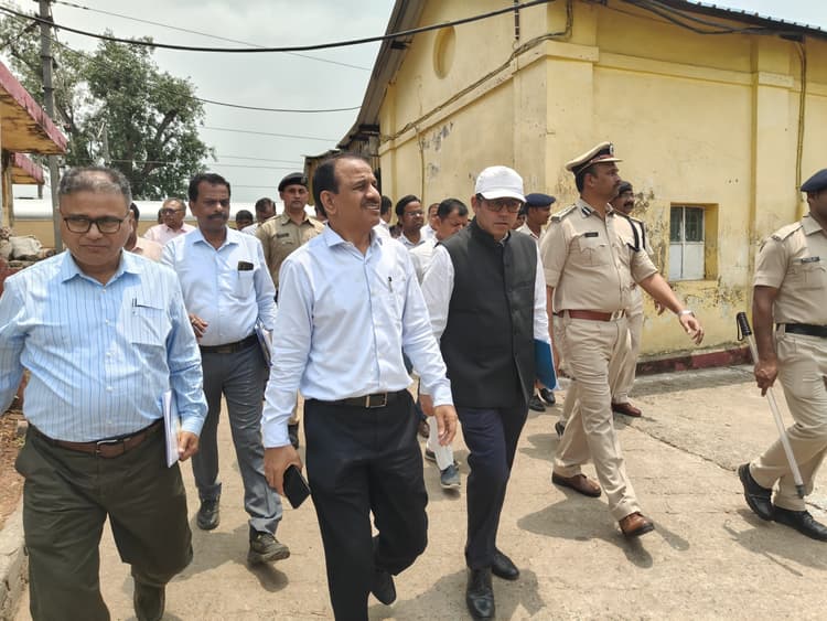 दक्षिण-पूर्व रेलवे के महाप्रबंधक ने किया घाटशिला, टाटानगर और चक्रधरपुर का दौरा, कहा