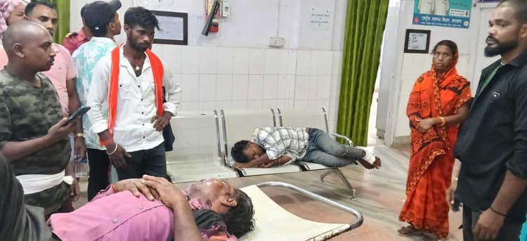 अनियंत्रित टोटो पलटने से ससुर-दामाद गंभीर घायल
