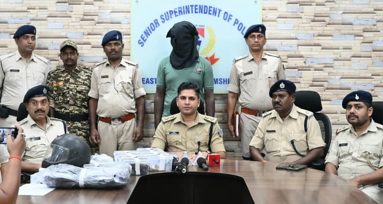 Jamshedpur News : फोर्स की वर्दी पहनकर बंद घरों में करता था चोरी, गुप्त सूचना पर पुलिस ने ऐसे रंगेहाथ धर दबोचा