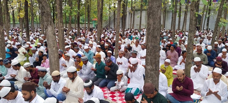 अकीदत के साथ पढ़ी गयी ललियाही बड़ी ईदगाह में बकरीद की नमाज