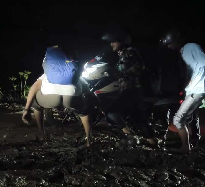 खाड़ी महीनगांव घाट पर जलस्तर बढ़ने से डूबा चचरी पुल, आवागमन का संकट