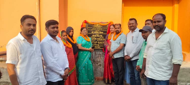 मुख्य पार्षद ने किया सड़क का शिलान्यास