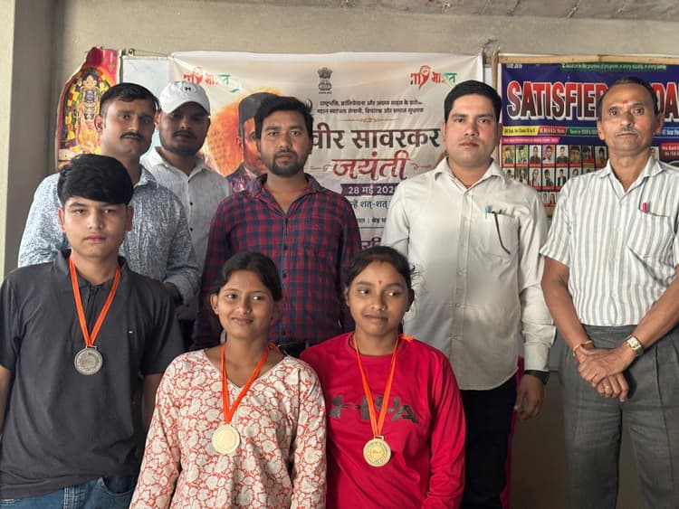 भाषण व निबंध प्रतियोगिता का आयोजन
